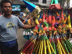 Dagangan Tak Laku, Pedagang bakal Bagi-bagi Terompet Gratis