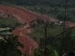 Puluhan Rumah Adat Tertimbun, Korban Jiwa Belum Diketahui Puluhan Rumah Adat Tertimbun, Korban Jiwa Belum Diketahui