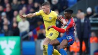 Chelsea sebenarnya mendapat tiga peluang emas lain. Mulai dari tendangan bebas Willian dan tembakan salto Ross Barkley yang keduanya terkena tiang. Ada juga gol Olivier Giroud yang dianulir. Reuters/David Klein.