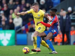 Chelsea sebenarnya mendapat tiga peluang emas lain. Mulai dari tendangan bebas Willian dan tembakan salto Ross Barkley yang keduanya terkena tiang. Ada juga gol Olivier Giroud yang dianulir. Reuters/David Klein.