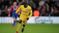 NGolo Kante menempati satu tempat di barisan gelandang Tim Terbaik UEFA 2018. Highlight gelandang Chelsea itu tentu kesuksesannya di Piala Dunia 2018 bersama Prancis. Foto: Marc Atkins/Getty Images