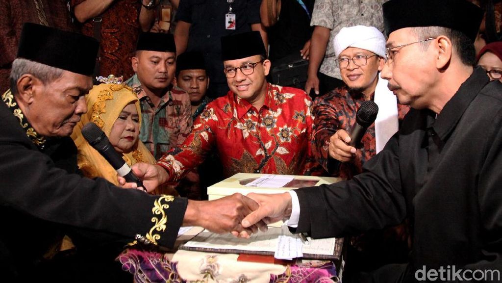 Duet Anies dan Aa Gym Jadi Saksi Nikah Massal Pemprov DKI Duet Anies dan Aa Gym Jadi Saksi Nikah Massal Pemprov DKI