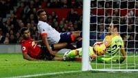 Sebelum pertandingan babak pertama berakhir, MU memperbesar skor jadi 3-0 lewat gol yang dibuat Marcus Rashford. Reuters/Jason Cairnduff.