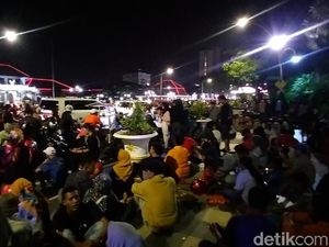 Pusat Kota Surabaya Terus Dipadati Warga yang Nantikan Tahun Baru Pusat Kota Surabaya Terus Dipadati Warga yang Nantikan Tahun Baru