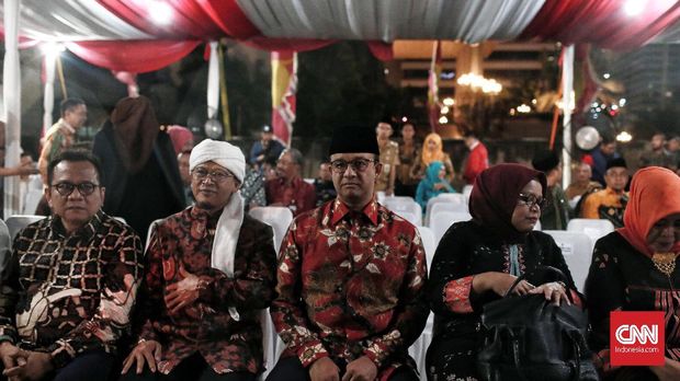 Penceramah Aa Gym menjadi pemberi nasihat perkawinan dan Gubernur DKI Anies Baswedan menjadi saksi dalam acara nikah massal.