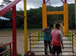 Warga Swadaya Bangun Jembatan Pelangi di Sukabumi