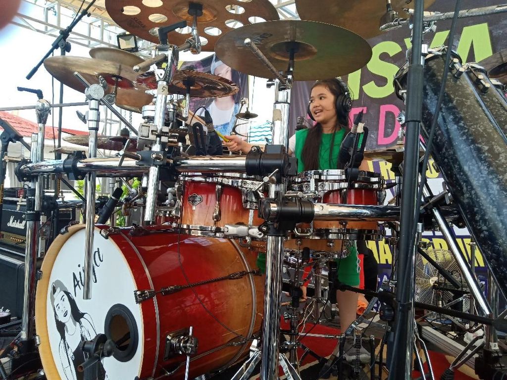 Drummer Cilik Asal Bengkulu Pecahkan Rekor MURI Main Drum 10 Jam Drummer Cilik Asal Bengkulu Pecahkan Rekor MURI Main Drum 10 Jam