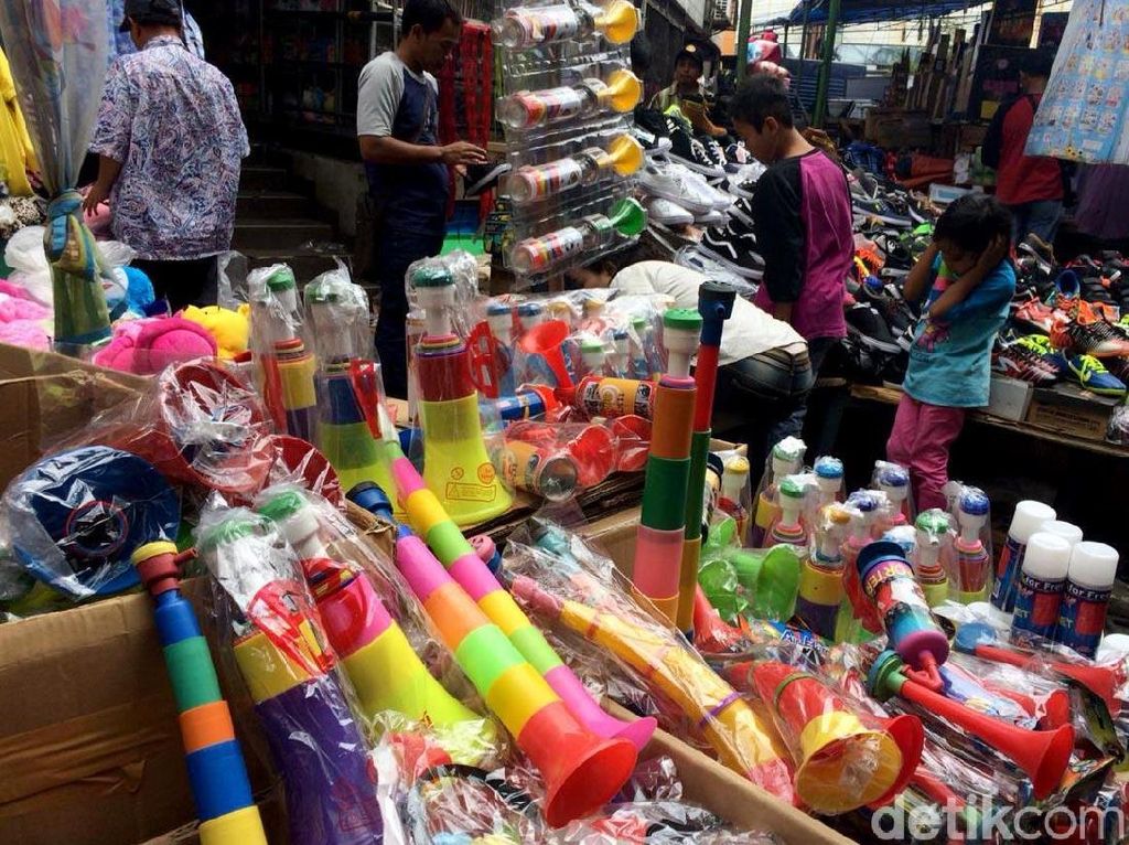 Jual Terompet Plastik, Pedagang Raup Omzet Hingga Rp 200 Juta
