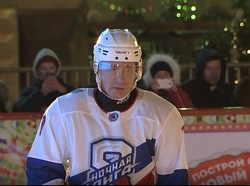 Saat Putin Pamer Keahlian Bermain Hoki Es