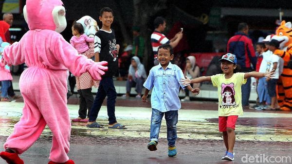 Libur Akhir Tahun, TMII Ramai Dikunjungi Warga