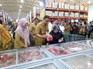 Pemprov DKI Bagikan 3.070 Kartu Pekerja ke Buruh dengan Gaji UMR Pemprov DKI Bagikan 3.070 Kartu Pekerja ke Buruh dengan Gaji UMR