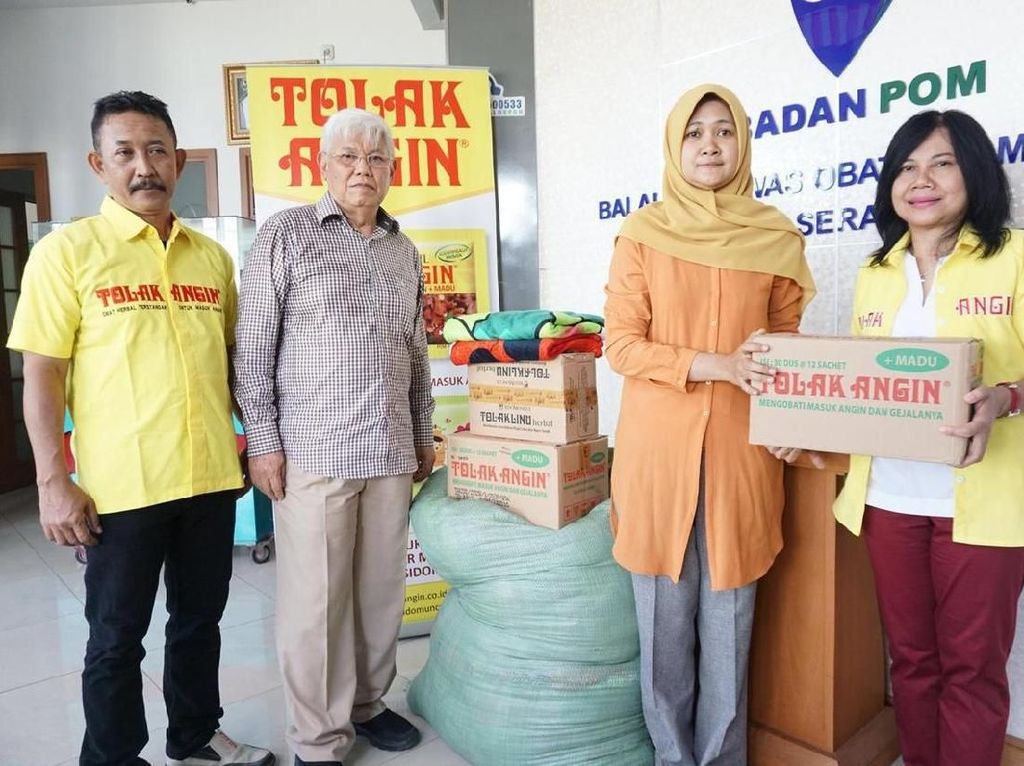 Sido Muncul Beri Bantuan Senilai Rp 185 Juta untuk Korban Tsunami Sido Muncul Beri Bantuan Senilai Rp 185 Juta untuk Korban Tsunami