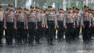 Apel Pengamanan Malam Tahun Baru di Bawah Guyuran Hujan