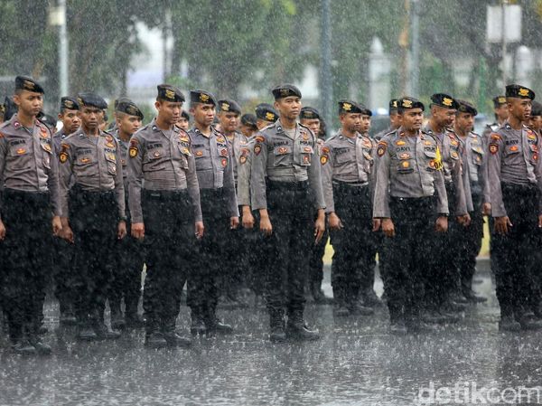 Apel Pengamanan Malam Tahun Baru di Bawah Guyuran Hujan