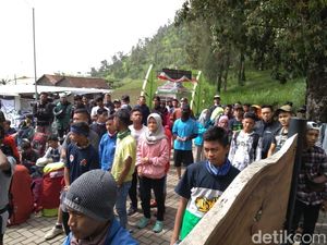 Cuaca Buruk, Para Pendaki Gunung Merbabu di Jalur Selo Balik Kanan Cuaca Buruk, Para Pendaki Gunung Merbabu di Jalur Selo Balik Kanan