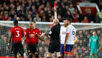 Eric Bailly mendapat kartu merah di menit ke-79. ReutersPhil Noble.