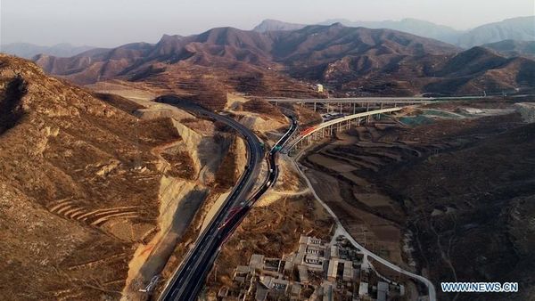 Cantiknya Jalan Tol di China Melintasi Gunung dan Lembah