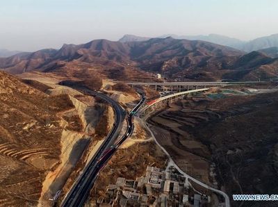 Cantiknya Jalan Tol di China Melintasi Gunung dan Lembah