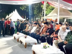 Hadiri Nikah Massal Pemprov DKI, Anies Disambut Aa Gym