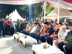 Hadiri Nikah Massal Pemprov DKI, Anies Disambut Aa Gym Hadiri Nikah Massal Pemprov DKI, Anies Disambut Aa Gym