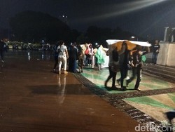 Gerimis Masih Guyur Bundaran HI-Monas Jelang Pergantian Tahun