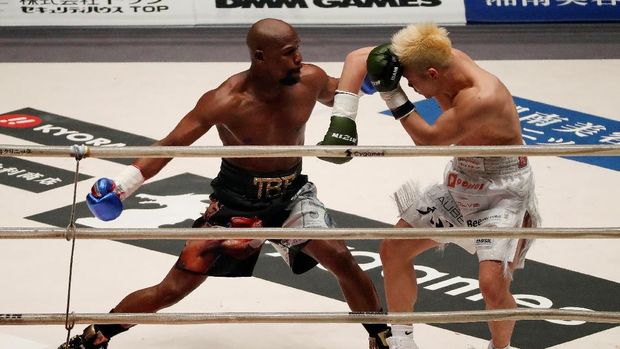 Mayweather Jr. mengalahkan kickboxer Jepang, Tenshin Nasukawa, di malam Tahun Baru.