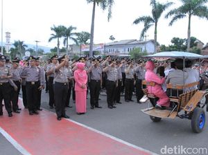 Puluhan Pensiunan Polres Bandung Dilepas Naik Delman Puluhan Pensiunan Polres Bandung Dilepas Naik Delman