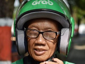 Daripada Nganggur, Pensiunan Guru SMK Ini Narik Ojol di Grobogan