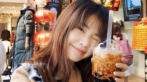 Momen Manis Sananthachat, Artis Cantik Thailand Kalau Lagi Ngopi