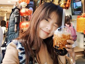 Momen Manis Sananthachat, Artis Cantik Thailand Kalau Lagi Ngopi