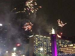 Di Bawah Guyuran Hujan, Warga Rayakan Pergantian Tahun di Bundaran HI