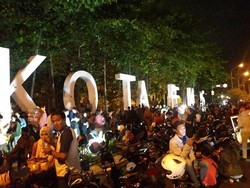 Jelang Pergantian Tahun, Warga Bekasi Padati Jalan Ahmad Yani