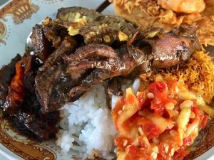 Akhiri Tahun 2018 dengan Sarapan Nasi Madura Berlauk Komplet Ini