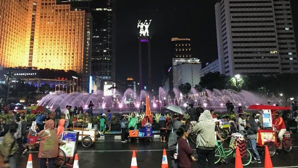 Potret Keramaian Bundaran HI Jelang Pergantian Tahun