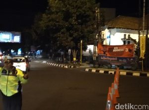 Warga Rayakan Tahun Baru, Akses Jalan Tamblong Bandung Ditutup