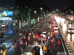 Malam Tahun Baru, Lalin Depan Stasiun Gambir Padat
