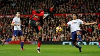 Baru masuk lapangan sekitar dua menit, Romelu Lukaku sukses meneruskan umpan Pogba menjadi gol. Reuters/Phil Noble.