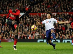 Baru masuk lapangan sekitar dua menit, Romelu Lukaku sukses meneruskan umpan Pogba menjadi gol. Reuters/Phil Noble.
