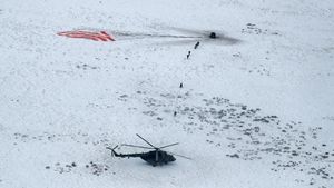Pendaratan Dramatis 3 Astronot dari Antariksa ke Padang Salju