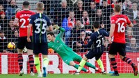 Gol pertama Manchester City dilesakkan oleh David Silva di menit ke-10. Reuters/Eddie Keogh.