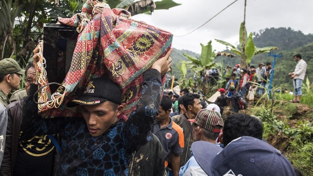 Perjuangan Korban Longsor Sukabumi Selamatkan Harta Benda Perjuangan Korban Longsor Sukabumi Selamatkan Harta Benda