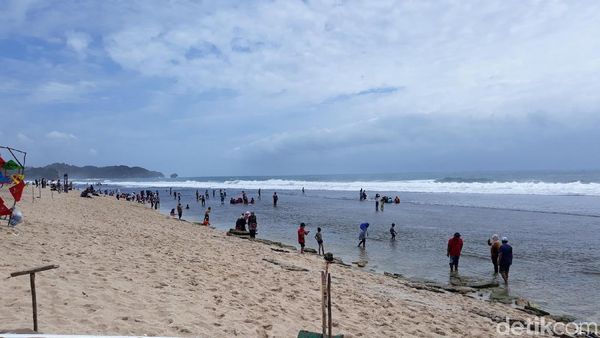 Foto: Liburan Awal Tahun, Ayo ke Pantai Sepanjang di Gunungkidul