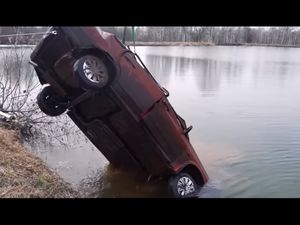 6 Bulan Ditenggelamkan di Danau, Mobil Ini Masih Bisa Nyala