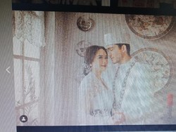 Cieee..Aura Kasih Kini Pajang Foto Pernikahannya dengan Bule