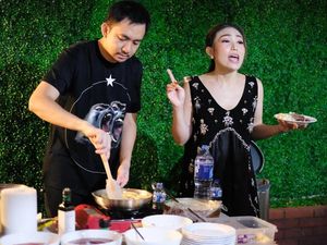 Keseruan Keluarga Ayu Dewi Pesta BBQ Tahun Baru