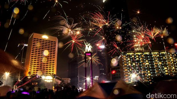 Pergantian tahun gres makin semarak di tempat Bundaran HI, Jakarta. Detik-detik jelang 2019, pesta kembang api mewarnai langit.