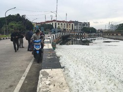 Masalah Busa, DKI akan Bangun 10 Pengolahan Limbah di Dekat Kali Sentiong