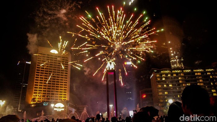Pesta Kembang Api di Bundaran HI Meriah Banget Pergantian tahun gres makin semarak di tempat Bundaran HI, Jakarta. Detik-detik jelang 2019, pesta kembang api mewarnai langit.