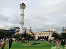 Masjid Raya Bandung Bagikan 5.000 Bungkus Daging Kurban Tanpa Kupon