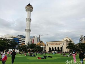 Masjid Raya Bandung Bagikan 5.000 Bungkus Daging Kurban Tanpa Kupon Masjid Raya Bandung Bagikan 5.000 Bungkus Daging Kurban Tanpa Kupon